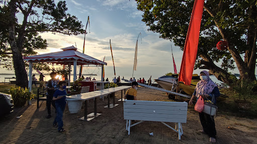 Lance Court Beach Resort (D'Cove Family Park)