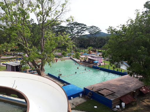 Wet World Air Panas Resort Red&Blue